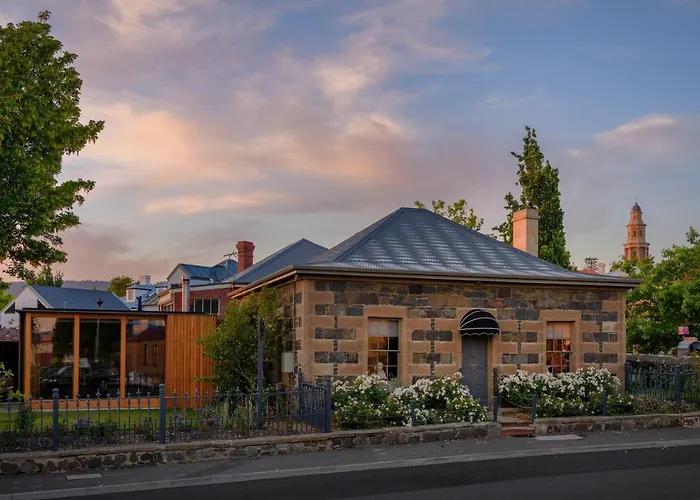 Fusilier Cottage: Luxury Boutique Accommodation In Battery Point